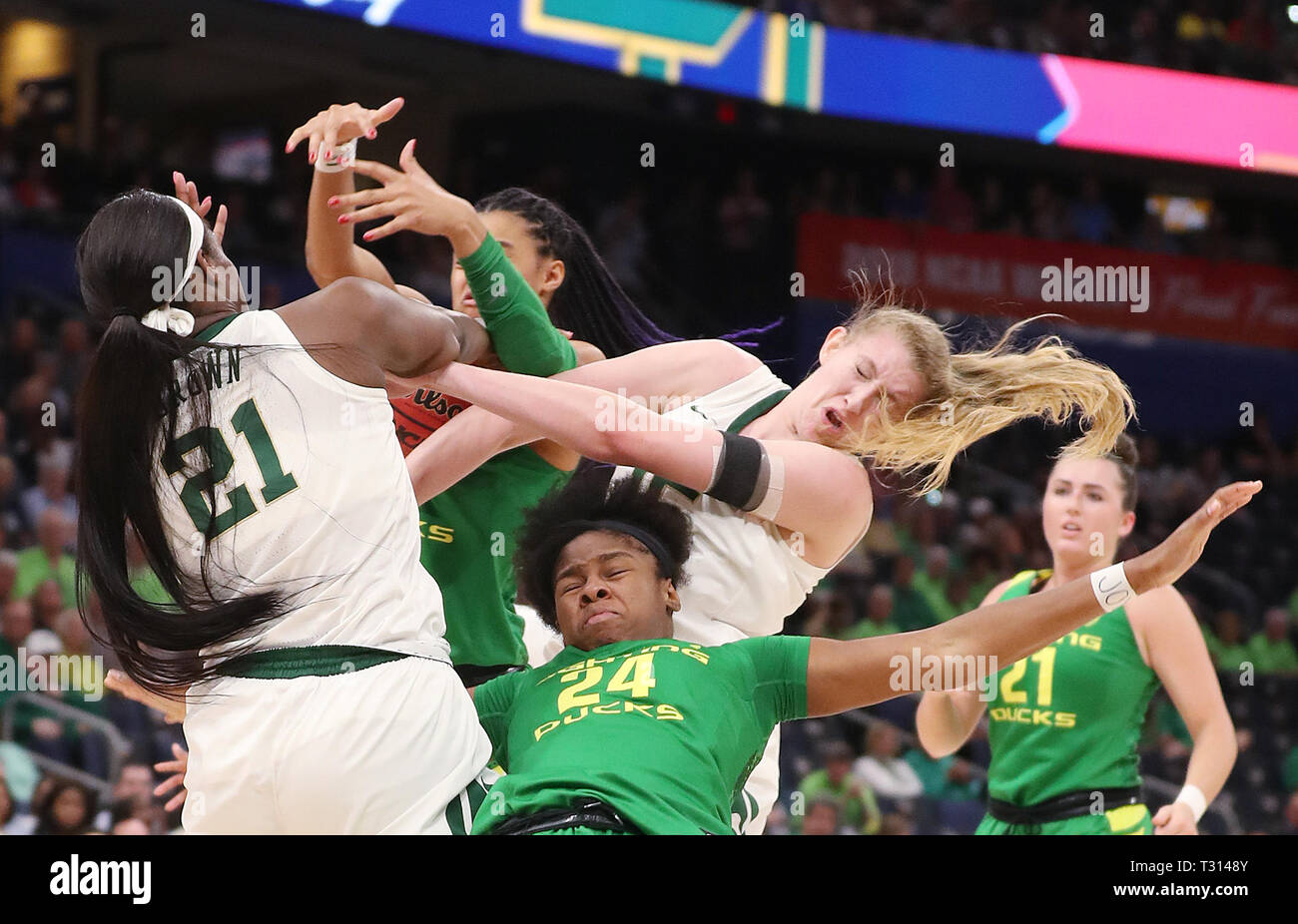 City, Florida, USA. 5th Apr, 2019. MONICA HERNDON | Times .Baylor Lady Bears and Oregon Ducks battle for the ball during the first half in the NCAA Women's Final Four semifinal game at the Amalie Arena on Friday, April 5, 2019. Credit: Monica Herndon/Tampa Bay Times/ZUMA Wire/Alamy Live News Stock Photo