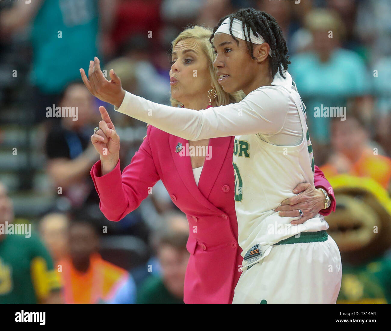 Tampa, Florida, USA. 5th Apr, 2019. DIRK SHADD | Times.Baylor Lady Bears guard Juicy Landrum (20), right, and Baylor Lady Bears head coach Kim Mulkey talk to the their team in the final seconds of their 72-67 win over Oregon Ducks in their NCAA Women's Final Four semi-final game Friday, April 5, 2019 in Tampa. Credit: Dirk Shadd/Tampa Bay Times/ZUMA Wire/Alamy Live News Stock Photo