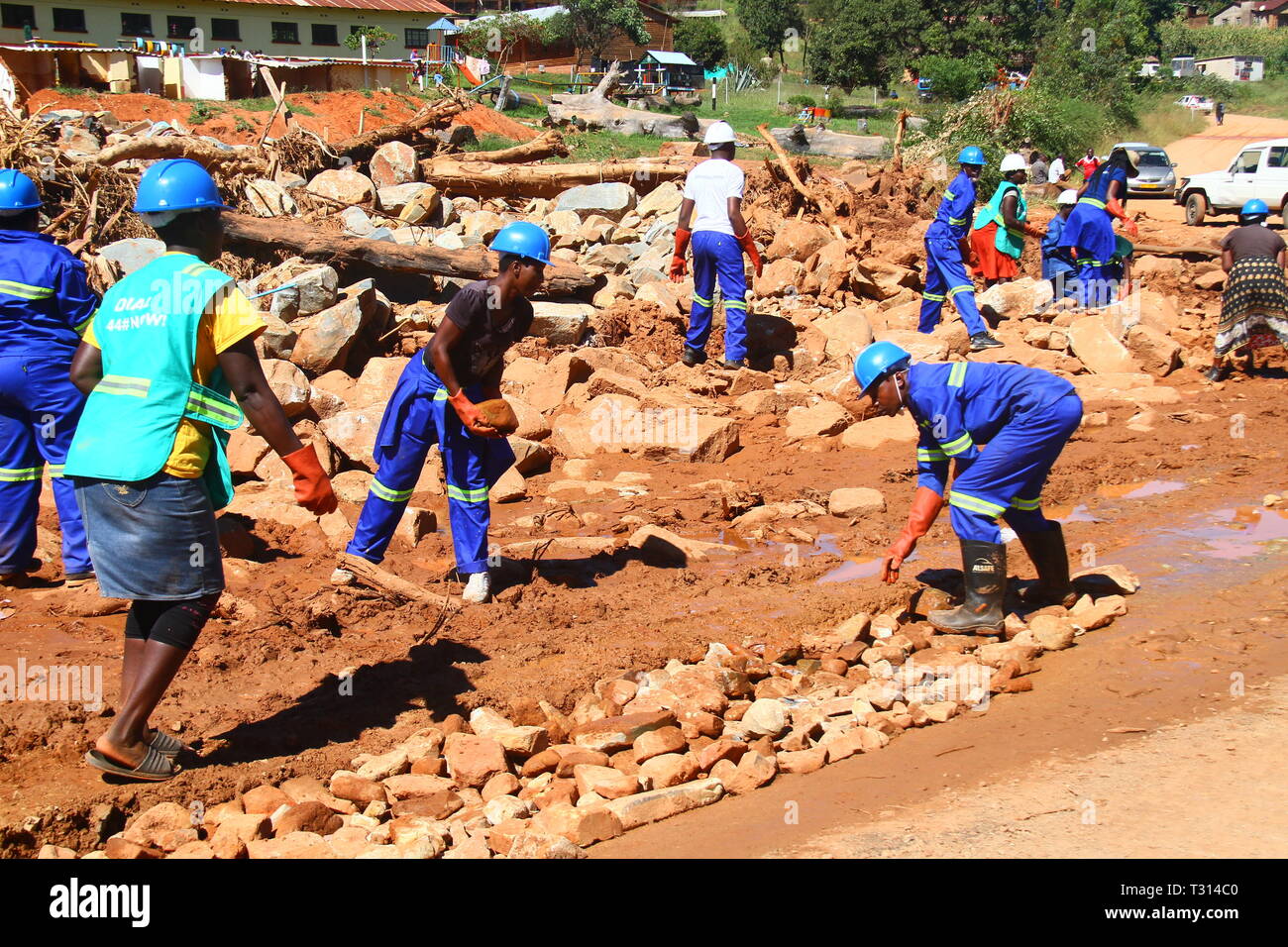 Chimanimani, Zimbabwe. 4th Apr, 2019. Local residents clear up the road after Cyclone Idai brought a mudslide in Ngangu village, Chimanimani, Zimbabwe, April 4, 2019. The Zimbabwean government has reported 299 deaths and 300 people missing in Cyclone Idai. Credit: Stringer/Xinhua/Alamy Live News Stock Photo