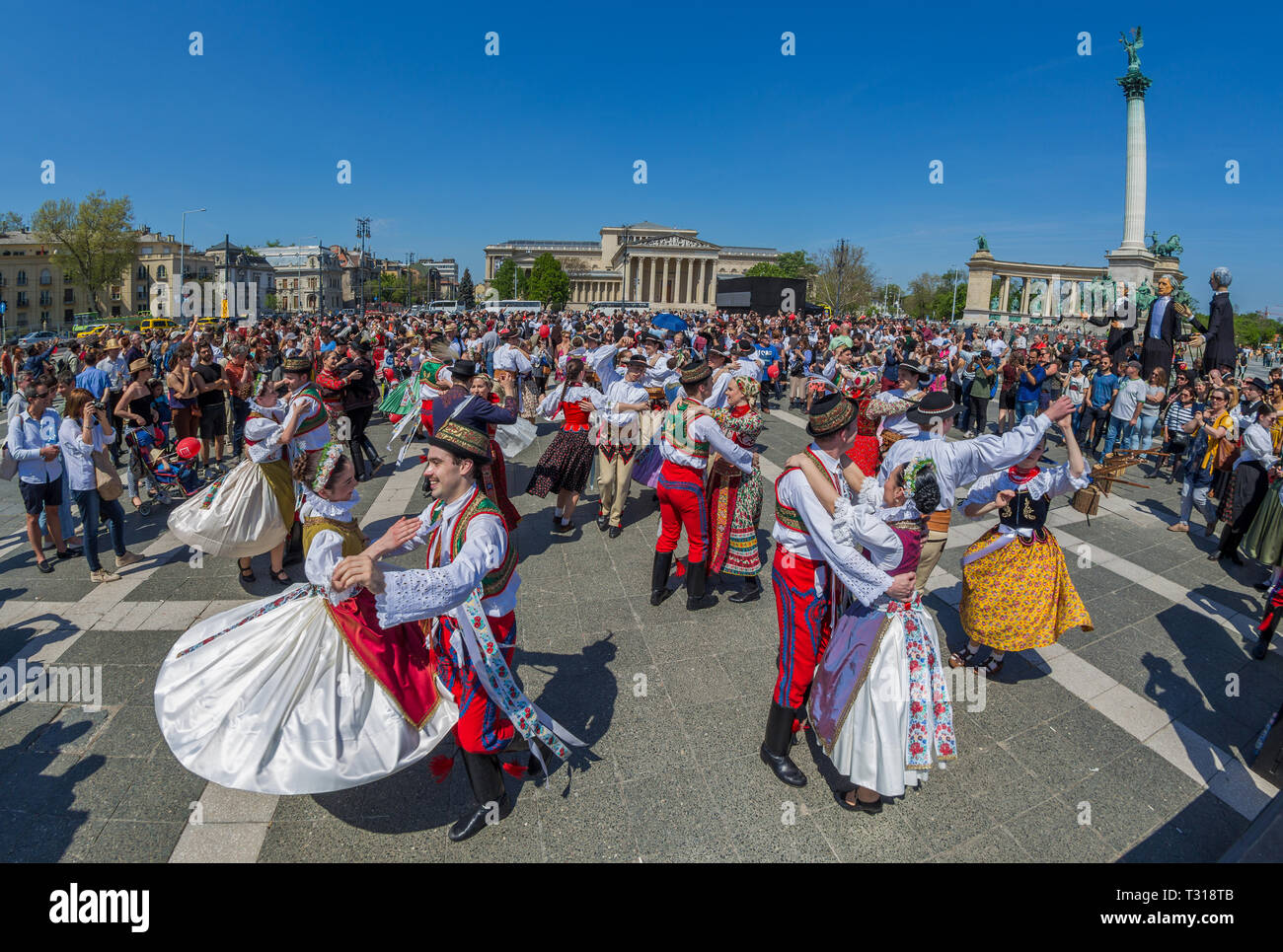 Folk costumes hi-res stock photography and images - Alamy