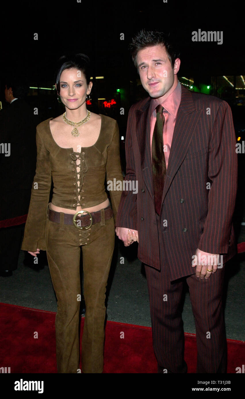 LOS ANGELES, CA. February 20, 2001: Actress COURTNEY COX ARQUETTE \u0026 actor  husband DAVID ARQUETTE at the Hollywood premiere of their new movie 3000  Miles to Graceland. © Paul Smith/Featureflash Stock Photo - Alamy, image size:852x1390