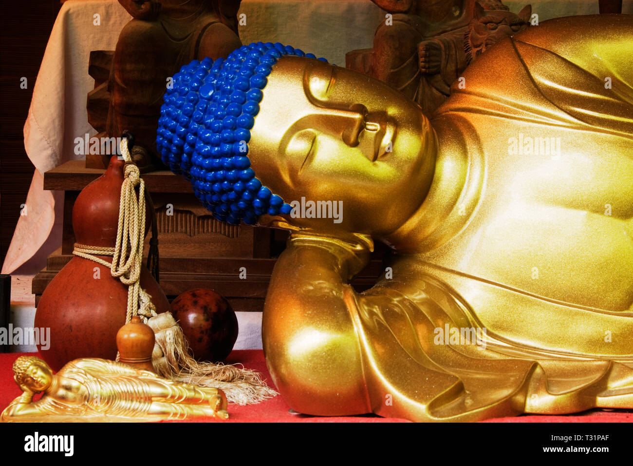 Reclining Buddha Statue Stock Photo Alamy