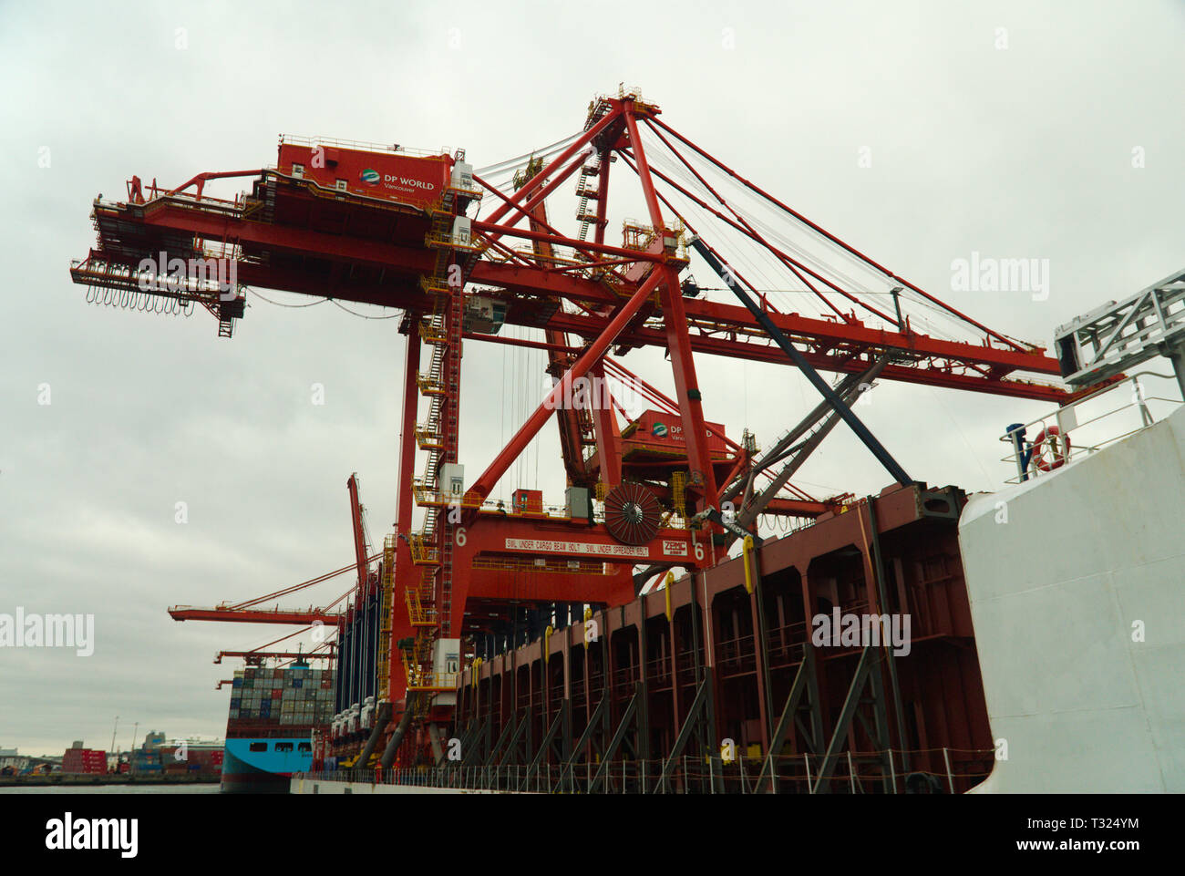 Container ship tied up hires stock photography and images Alamy