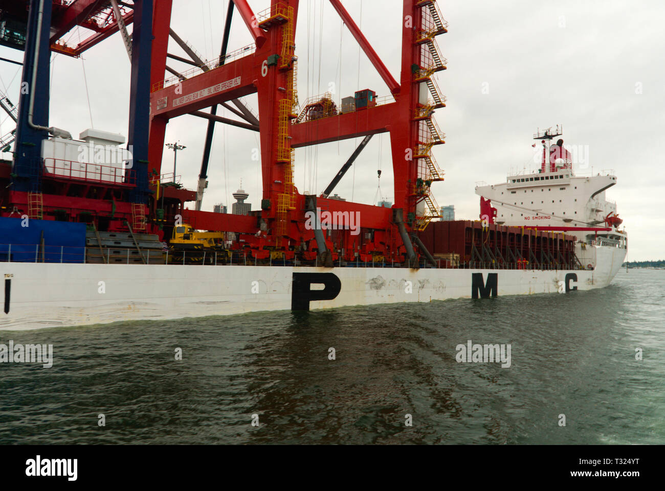 Container ship tied up hires stock photography and images Alamy