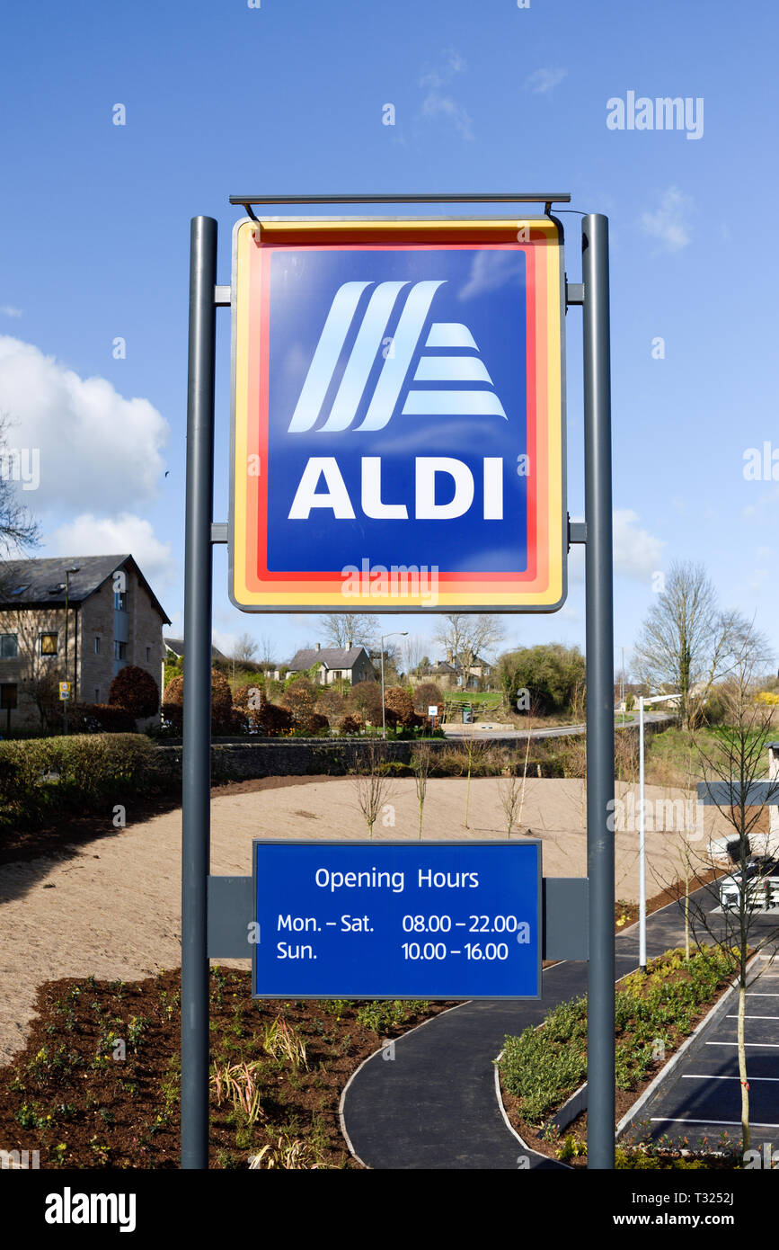 Aldi supermarket sign signs hires stock photography and images Alamy