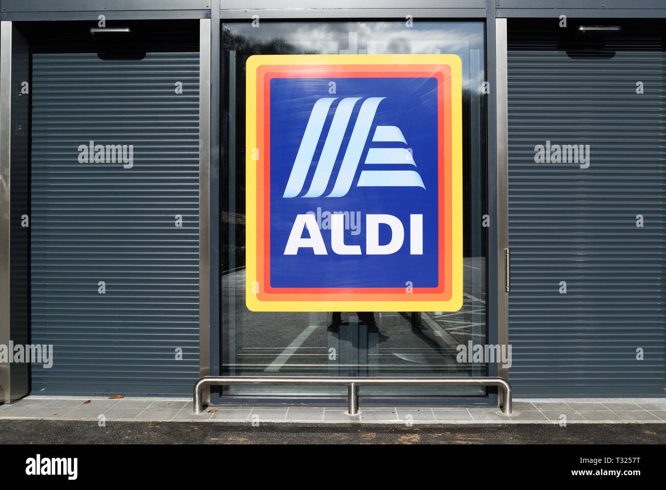 New Aldi Sign High Resolution Stock Photography and Images - Alamy