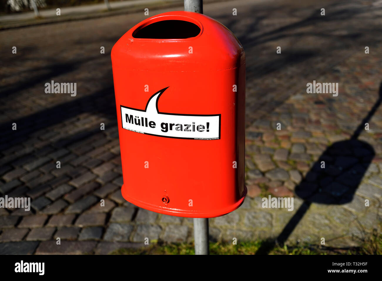 Garbage can with slogan of the town cleaning Hamburg, Mülleimer mit Slogan der Stadtreinigung Hamburg Stock Photo