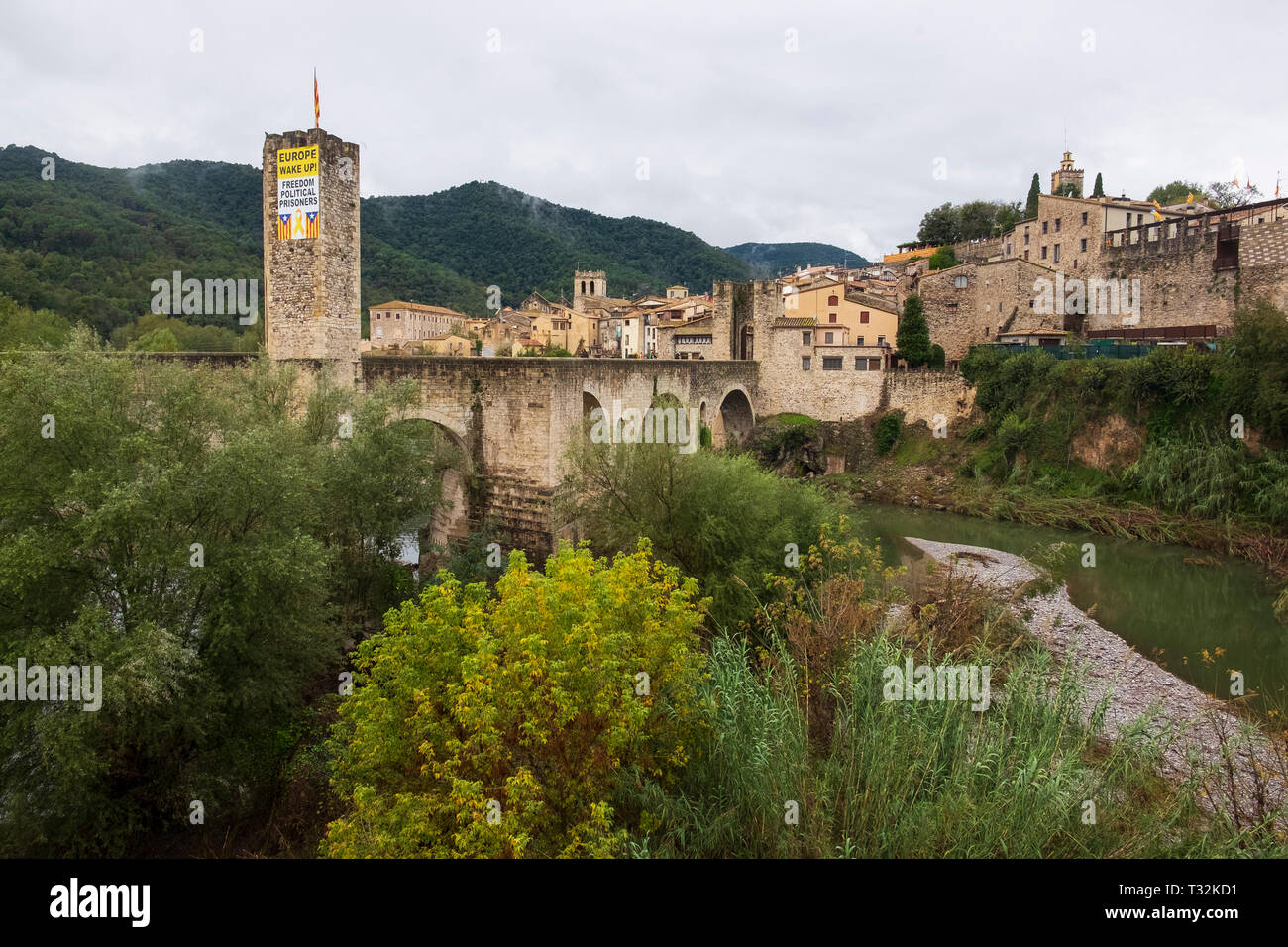 The fortified medieval town of Besalu, Catalonia with its bridge adorned with a banner calling for the release of Catalan political prisoners Stock Photo