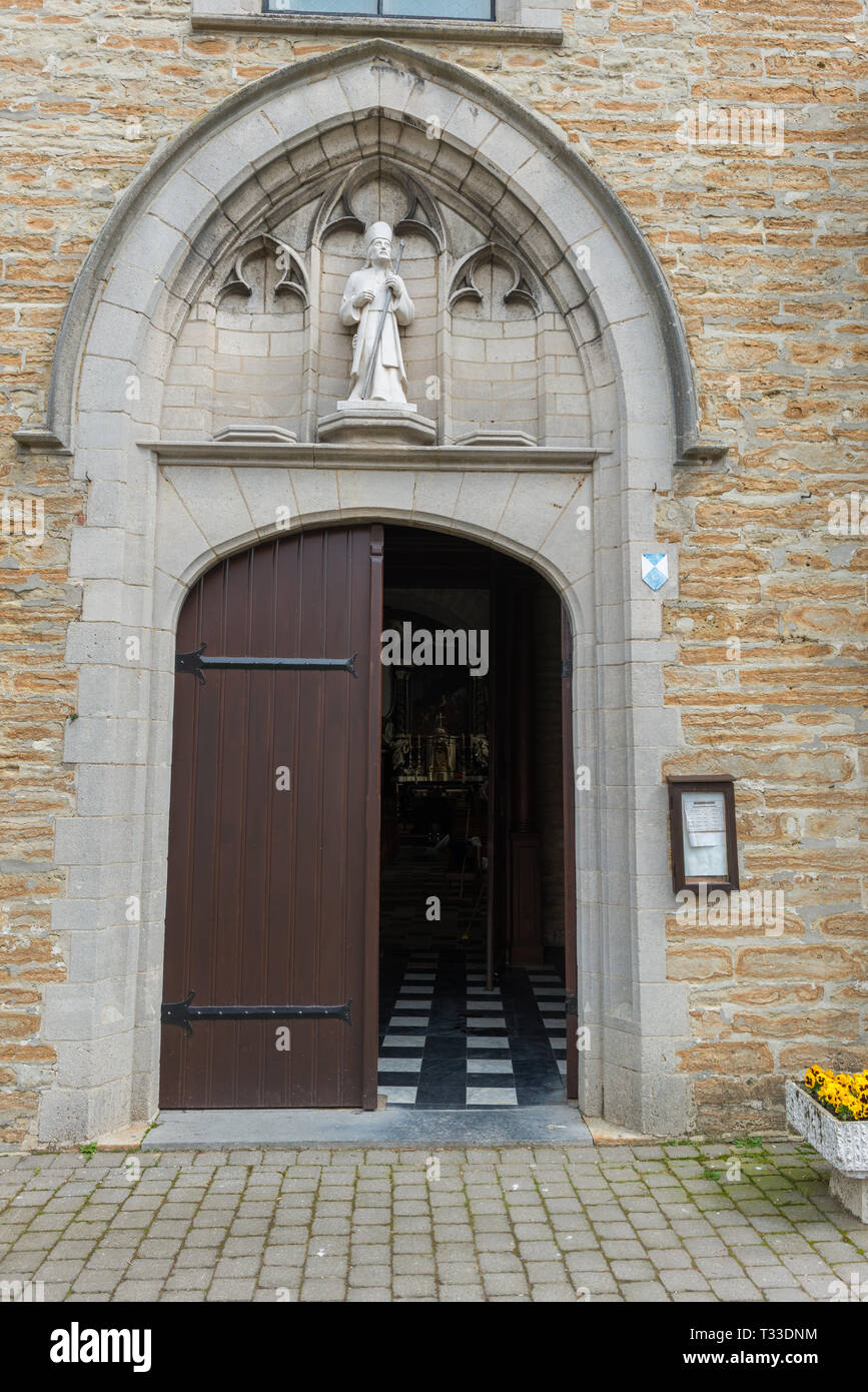 Entrance to Saint Lambert church / SintLambertuskerk in Leefdaal
