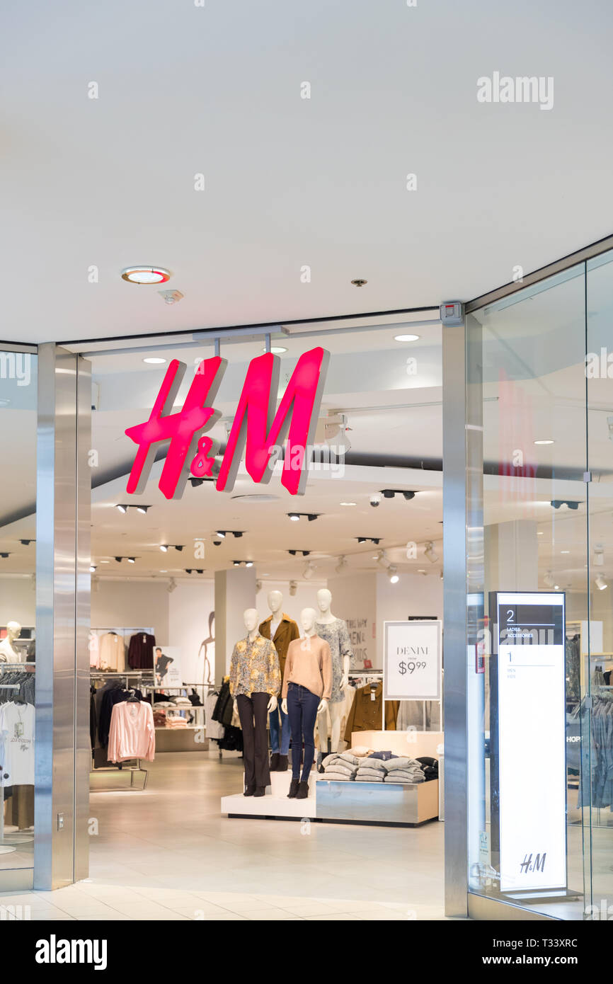 Philadelphia Pennsylvania，October 7 2018:HM fashion store in Philadelphia.  H&M is a Swedish company Stock Photo - Alamy