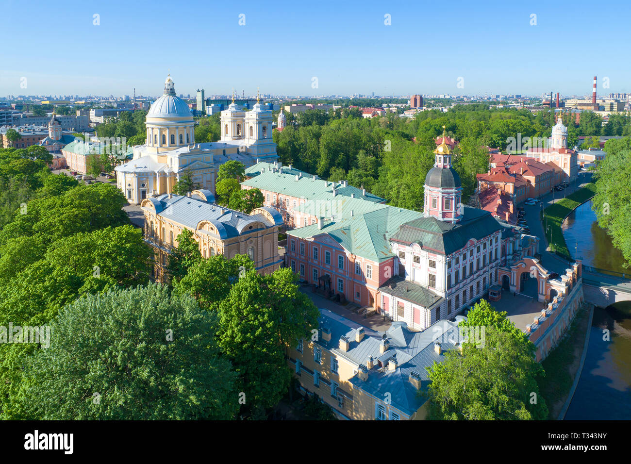 Троицкий собор Александро-Невской Лавры. Старая аэрофотосъемка Александро Невской Лавры в Санкт-Петербурге. Александро-Невская Лавра в Санкт-Петербурге официальный сайт. Александро Невская Лавра аэрофотосъемка высокого качества.