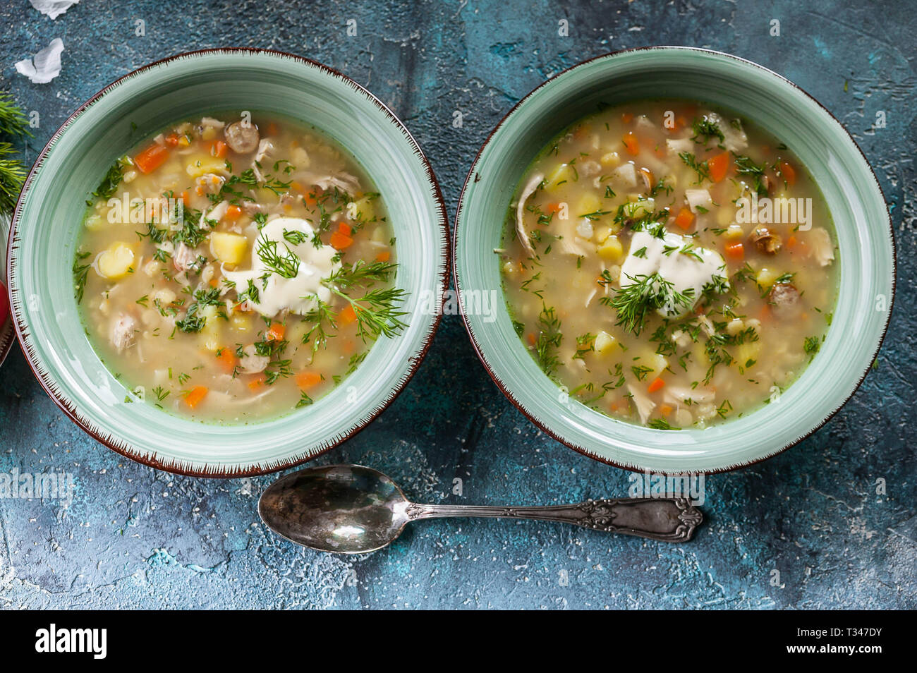 гороховый суп в кастрюле. гороховый суп ингредиенты. гороховый суп со сметаной. крабовый салат и гороховый суп на домашнем столе. суп гороховая фасолевый.