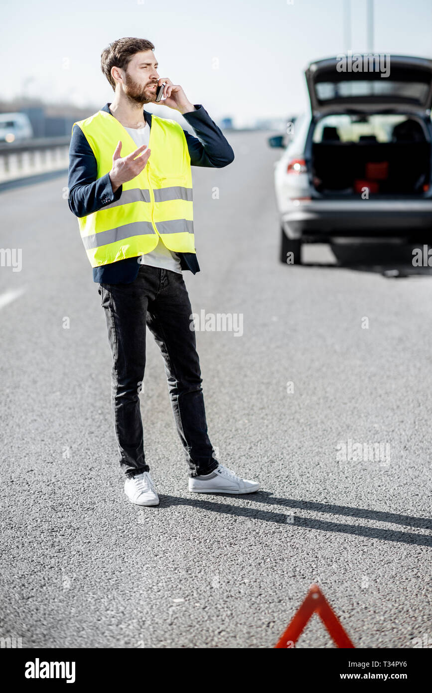 помощь на дороге. автомобиль технической помощи. машина на дороге. техпомощь на дороге. автотехпомощь на дороге.