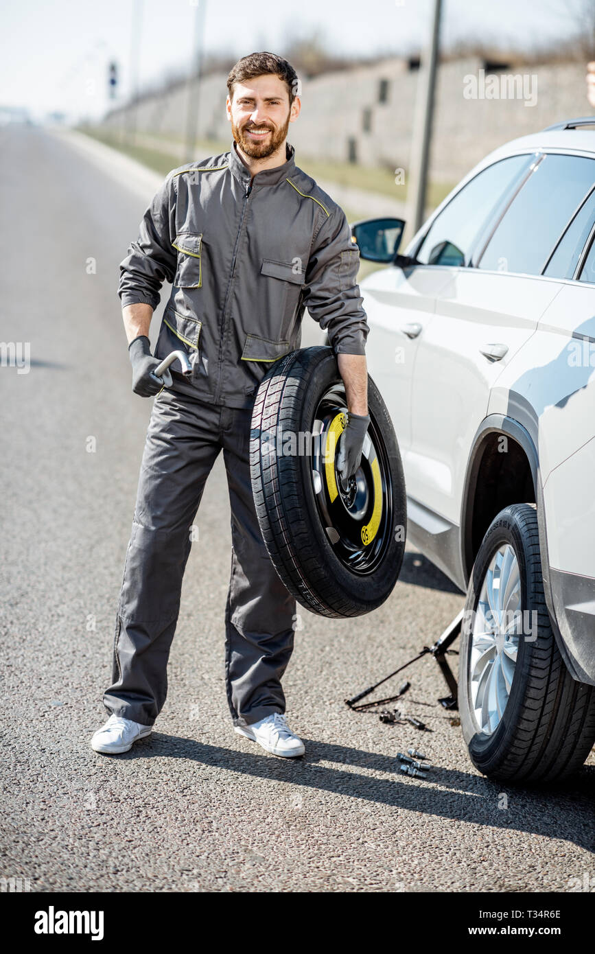 компания автолизинг военное шоссе. бесплатная помощь на дороге. сломался автомобиль на дороге. машина техпомощи на дороге. выездная техническая помощь на дороге.