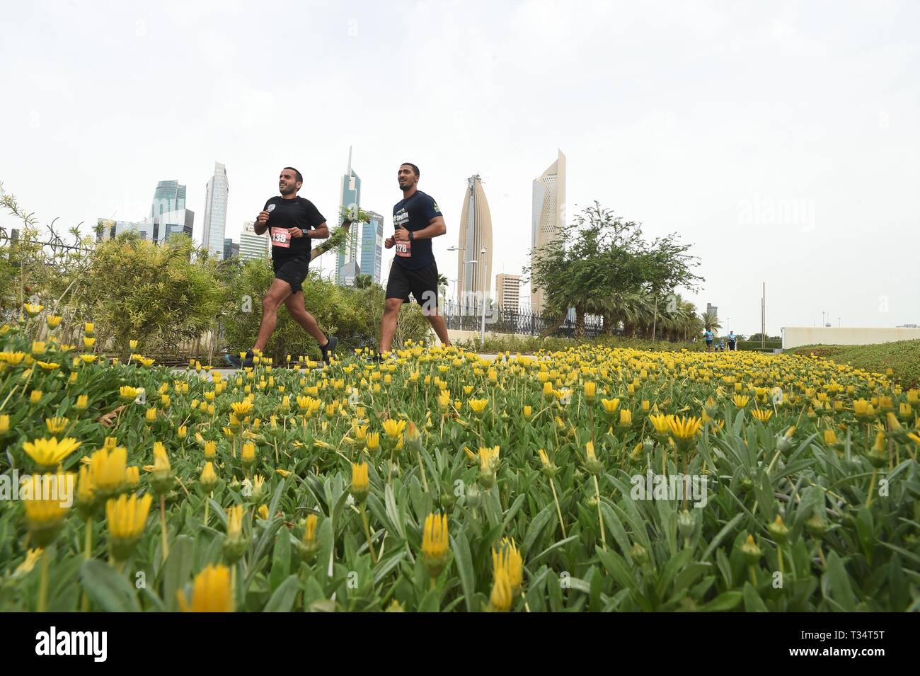 Kuwait City, Kuwait. 6th Apr, 2019. People run during a fitness challenge day event at Al Shaheed Park, one of the largest urban parks in Kuwait City, Kuwait, on April 6, 2019. Credit: Asad/Xinhua/Alamy Live News Stock Photo