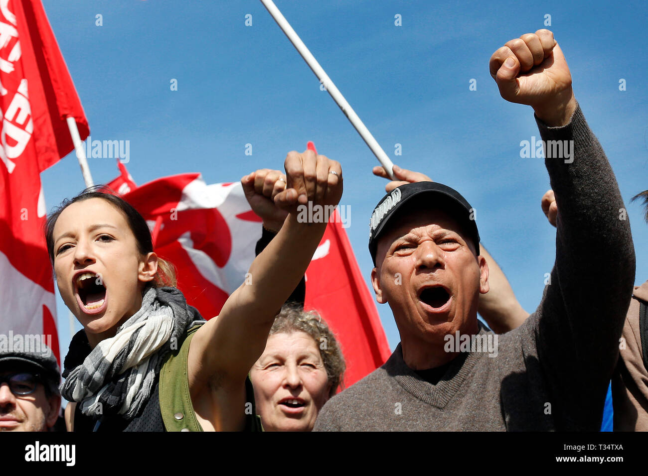 Rome, Italy. 06th Apr, 2019. Raised fists Rome April 6th 2019. Counterdemonstration of activists from the anti-fascist movements in the Torre Maura district of Rome, two days after Rome residents and neo-fascists burned bins and shouted racist slogans at Roma families being temporarily hosted in their neighbourhood.  photo di Samantha Zucchi/Insidefoto Credit: insidefoto srl/Alamy Live News Stock Photo