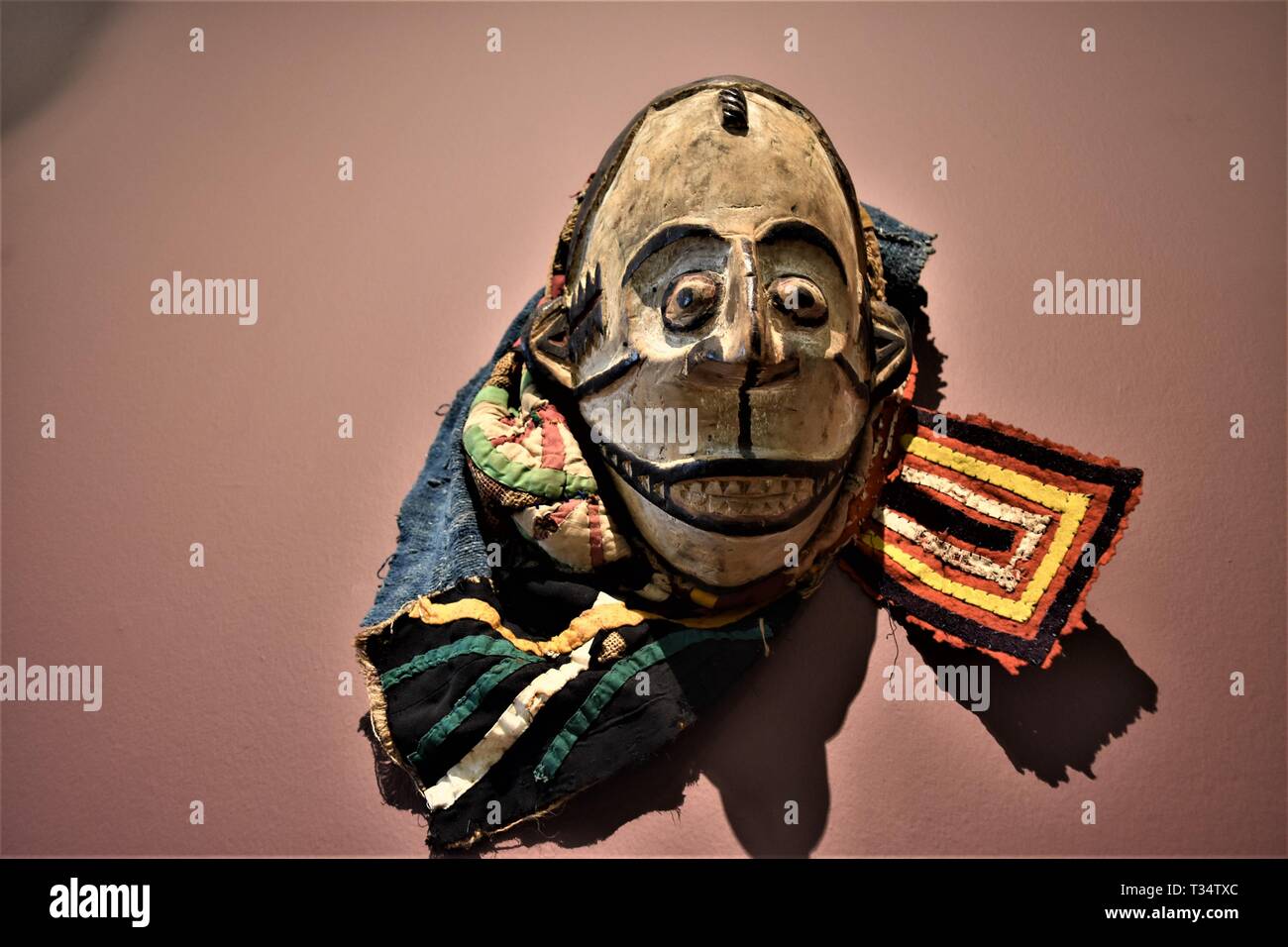 Ankara, Turkey. 6th Apr, 2019. A mask is displayed during 'Africa Magic'  Exhibition that is presenting Turkish journalist and writer Hifzi Topuz's  mask and sculpture collection. Credit: Altan Gocher/ZUMA Wire/Alamy Live  News