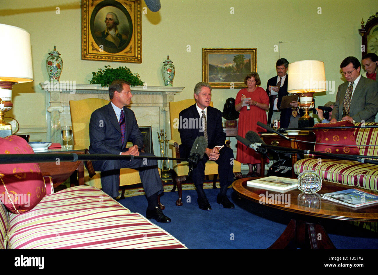 United States President Bill Clinton, right, and US Vice President Al Gore,  left, meet with reporters in the Oval Office of the White House in  Washington, DC to discuss the situation in