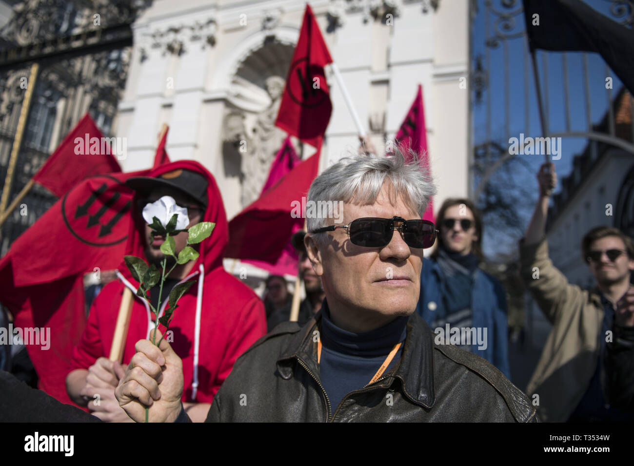 Warsaw, Mazowieckie, Poland. 6th Apr, 2019. An antifascist seen holding a white rose during the protest.''Universities free from Marxism'' a protest against the Warsaw University to express their opposition to the activity of leftist extremists and other cases of left-wing indoctrination of Polish students. In the same place, students, leftist and anti-fascist activists gathered under the slogan ''Here we learn, do not heil''. Both groups were separated by a large police cordon. Credit: Attila Husejnow/SOPA Images/ZUMA Wire/Alamy Live News Stock Photo