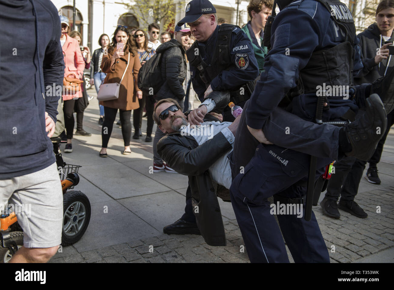 Warsaw, Mazowieckie, Poland. 6th Apr, 2019. An activist seen being taken away from the street by the police with force during the protest.''Universities free from Marxism'' a protest against the Warsaw University to express their opposition to the activity of leftist extremists and other cases of left-wing indoctrination of Polish students. In the same place, students, leftist and anti-fascist activists gathered under the slogan ''Here we learn, do not heil''. Both groups were separated by a large police cordon. Credit: Attila Husejnow/SOPA Images/ZUMA Wire/Alamy Live News Stock Photo
