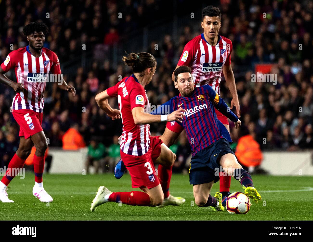 Barcelona, Spain. 6th Apr, 2019. FC Barcelona's Lionel Messi (2nd R) vies with Atletico de Madrid's Filipe Luis (2nd L) during a Spanish La Liga match between FC Barcelona and Atletico de Madrid in Barcelona, Spain, on April 6, 2019. FC Barcelona won 2-0. Credit: Joan Gosa/Xinhua/Alamy Live News Stock Photo