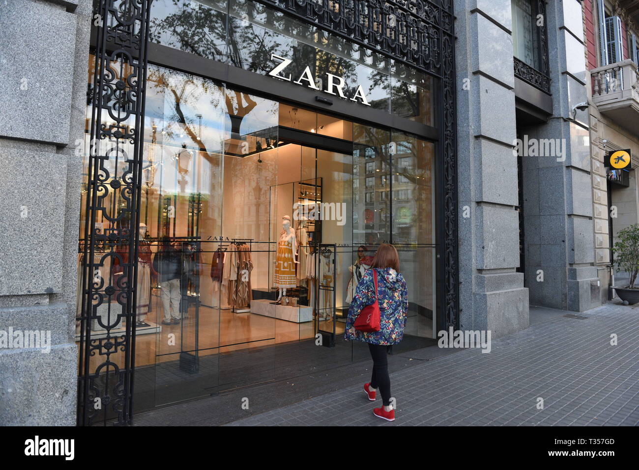 Barcelona, Spain. 6th Apr, 2019. A woman enter into a Zara store in  Barcelona. Credit: John Milner/SOPA Images/ZUMA Wire/Alamy Live News Stock  Photo - Alamy