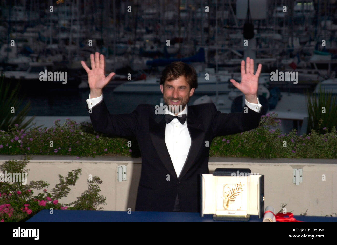 CANNES, FRANCE. May 20, 2001: Italian director NANNI MORETTI celebrates  winning the Palme D'Or for his movie The Son's Room at the 54th Cannes Film  Festival. © Paul Smith/Featureflash Stock Photo - Alamy