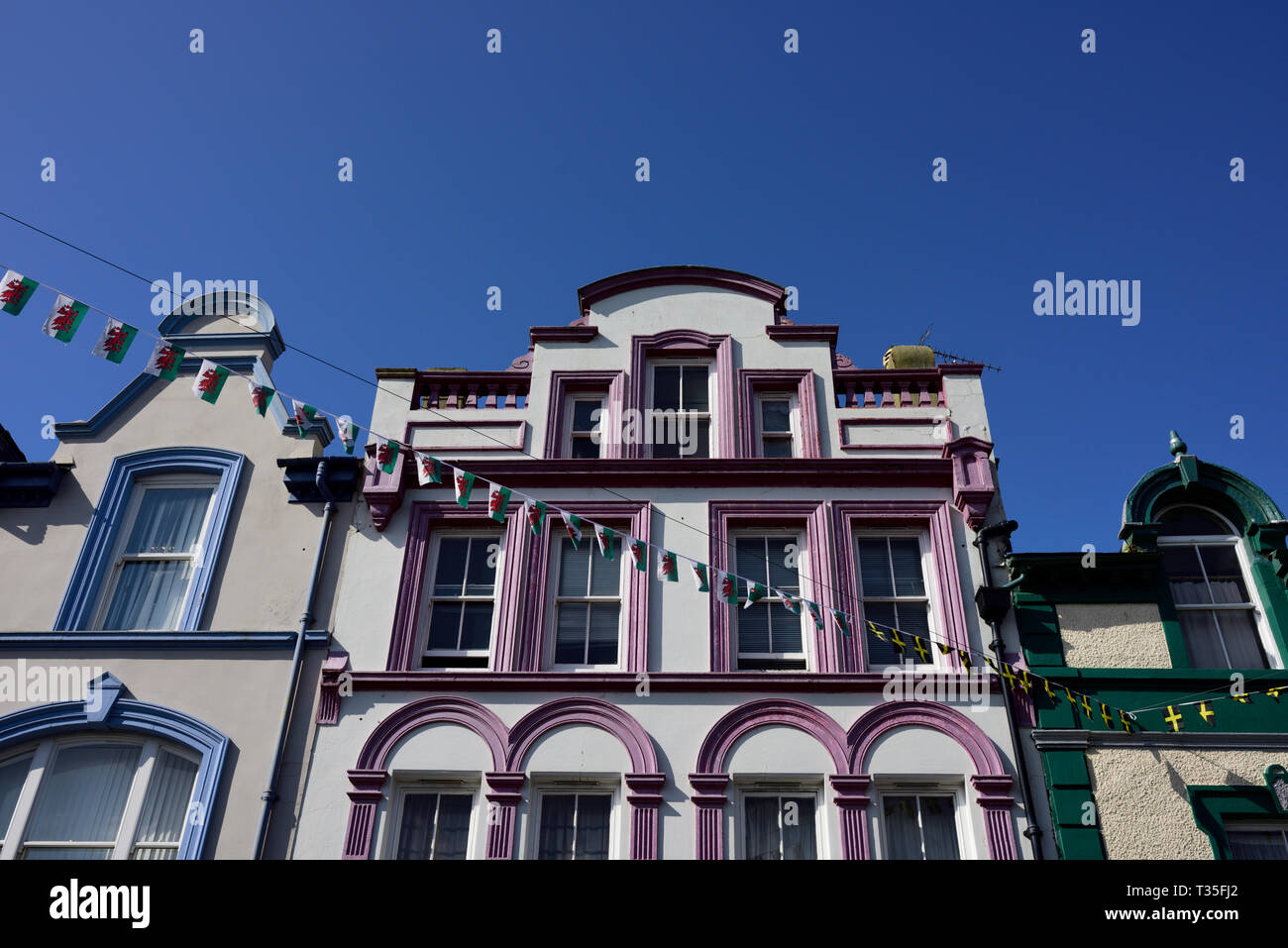 White rendered building facade with lilac painted stone window ...