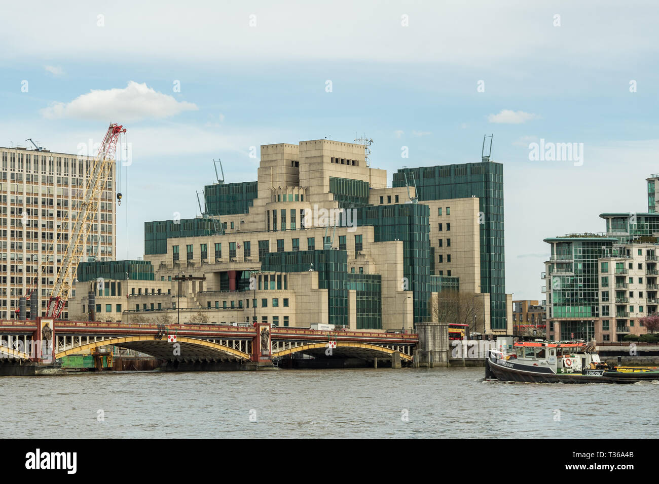 Vauxhall bridge with the SIS or MI6 building, the headquarters of the Secret Intelligence service in the UK. London. Stock Photo