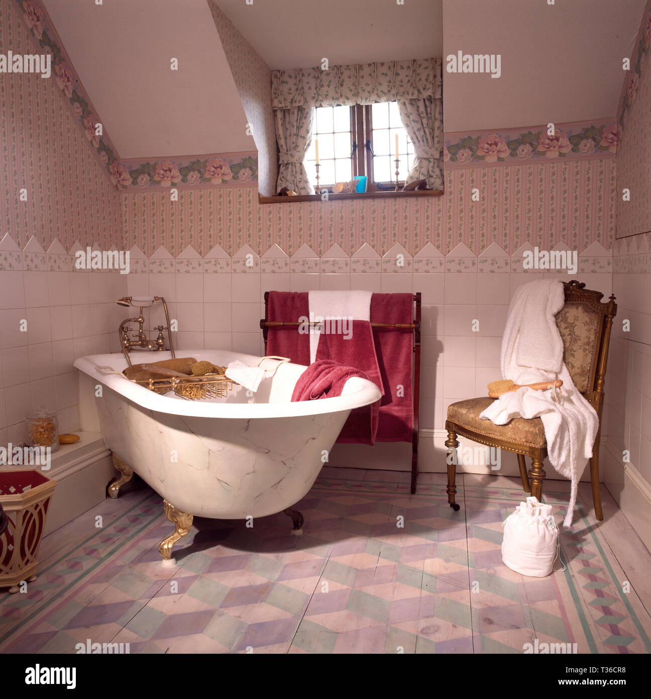 Roll top bath pink hi-res stock photography and images - Alamy