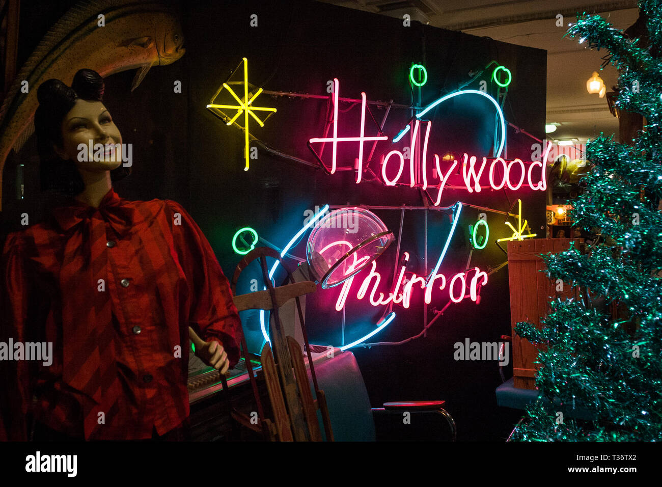 Hollywood Mirror in Lakeview which went out of business in April 2019 Stock Photo