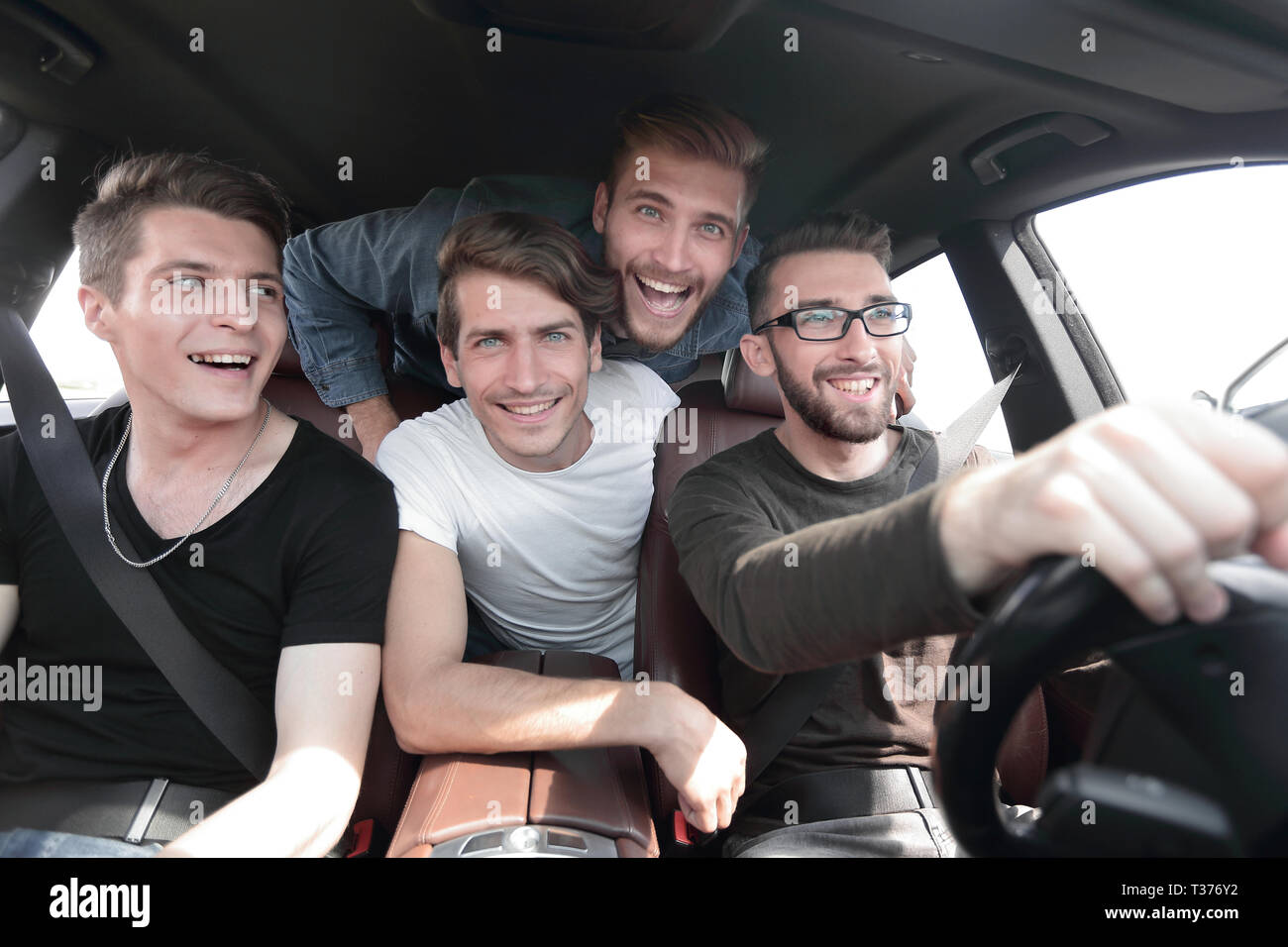 Компания друзей в путешествии. Путешествие на автобусе с друзьями. Друзья путешествуют. Путешествие с друзьями на машине. Путешествие компанией.