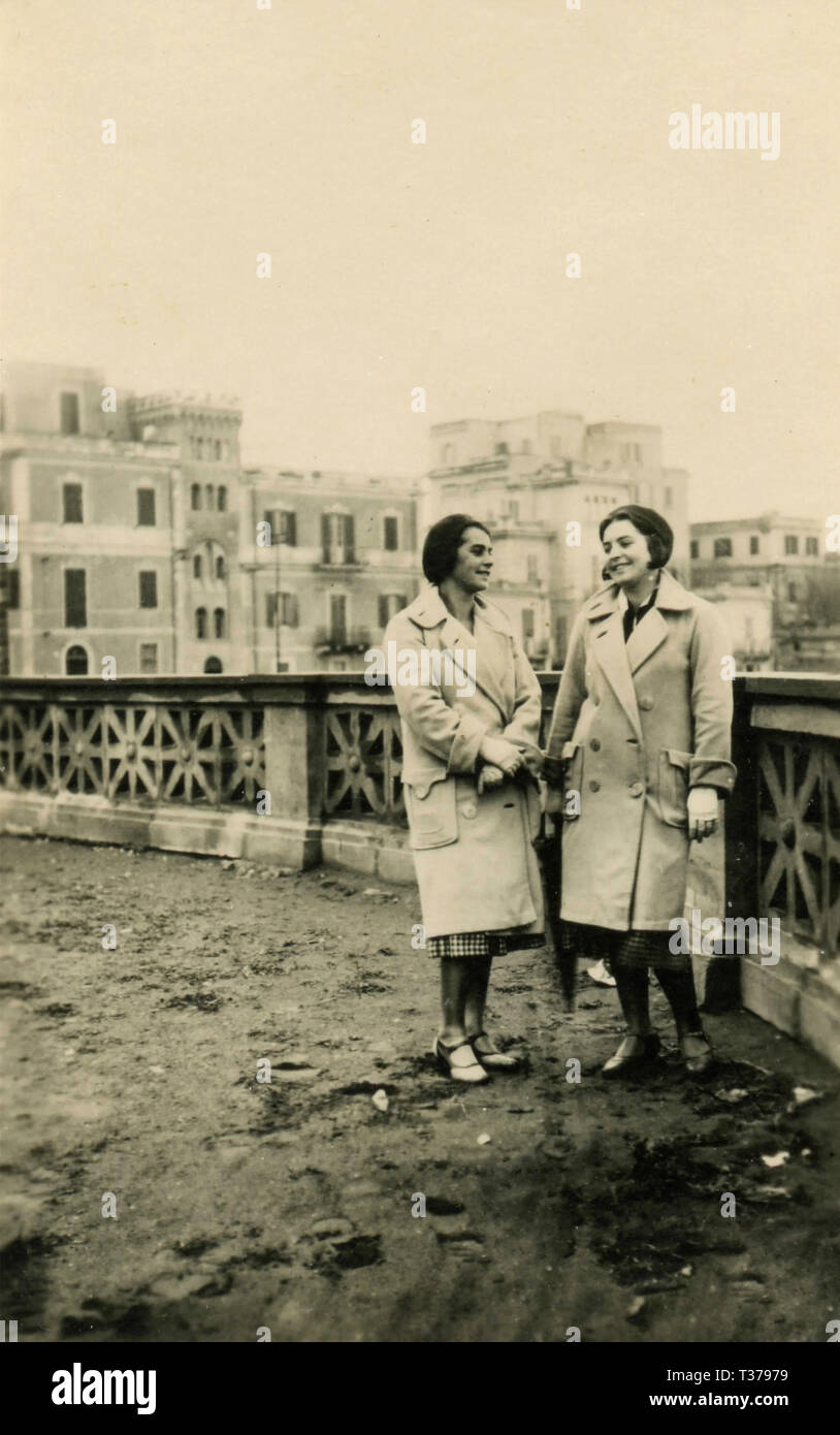 Women twins dressed alike, Italy 1931 Stock Photo
