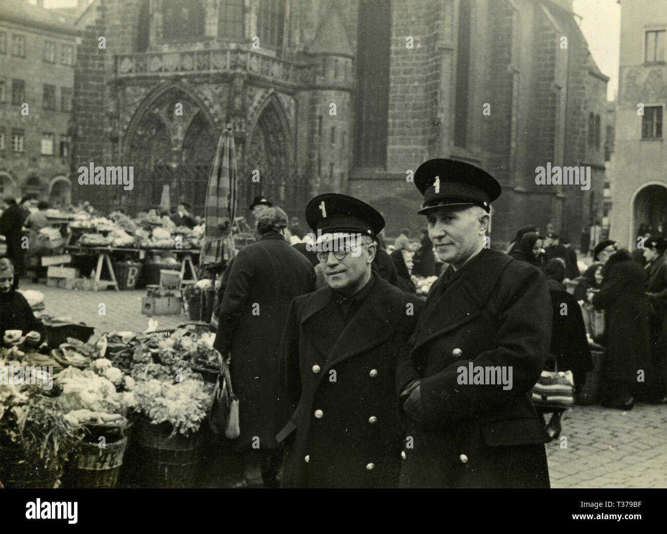 Two man with fascist uniforms at the market, Italy 1930s Stock Photo