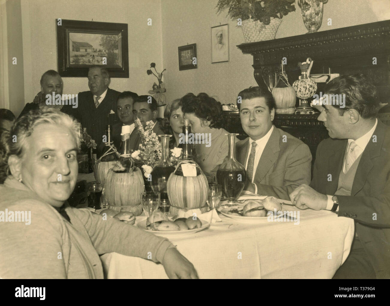 Sunday lunch with the family, Italy 1960s Stock Photo