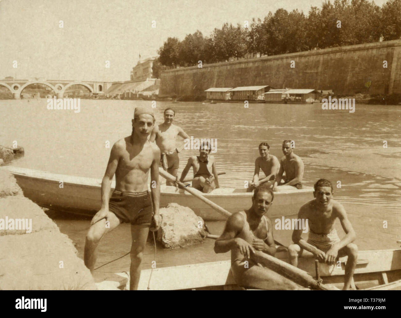 River people, Rome, Italy 1920s Stock Photo