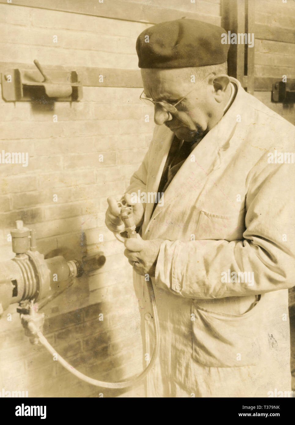 Worker at furnace Filippi, Castelnuovo di Magra, Italy 1953 Stock Photo