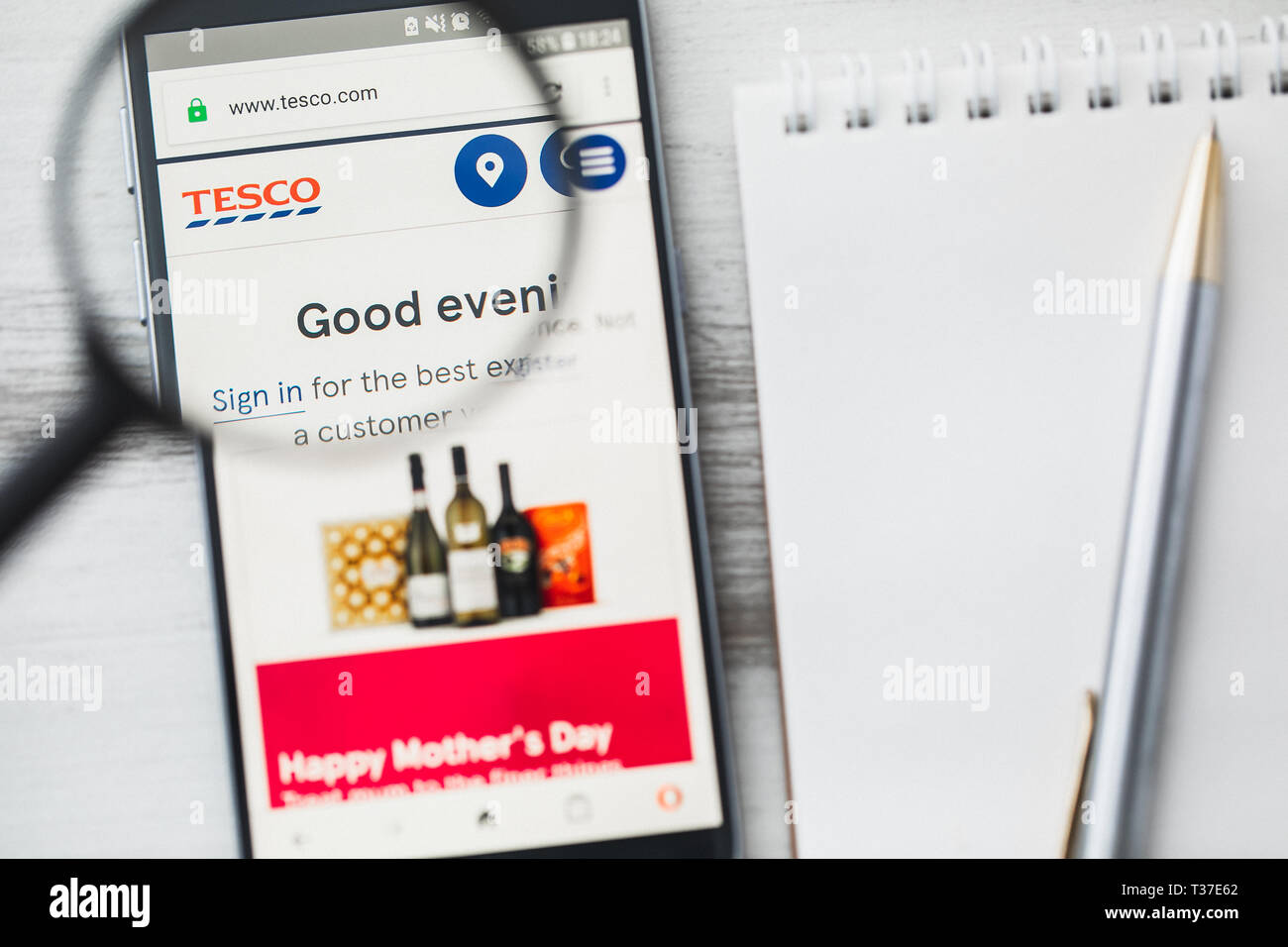 Los Angeles, California, USA - 3 April 2019: Tesco plc official website homepage under magnifying glass. Concept Tesco Retailing company logo visible Stock Photo
