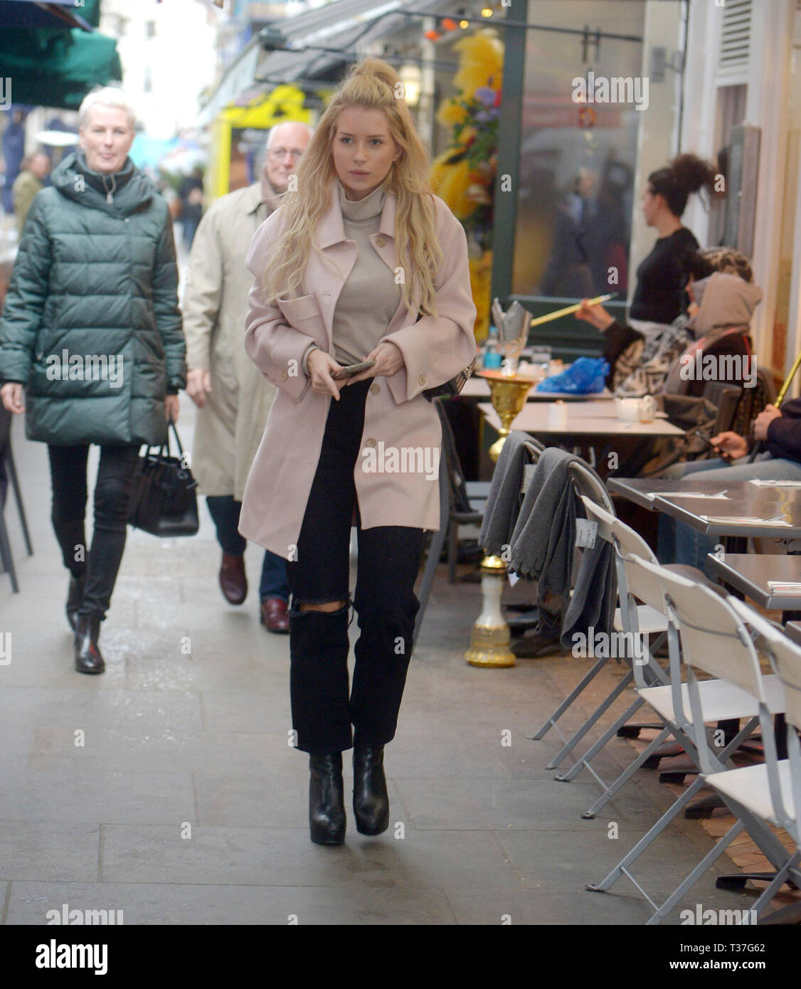 Lottie Moss at Harry's Bar, James Street enjoying lunch with Parents