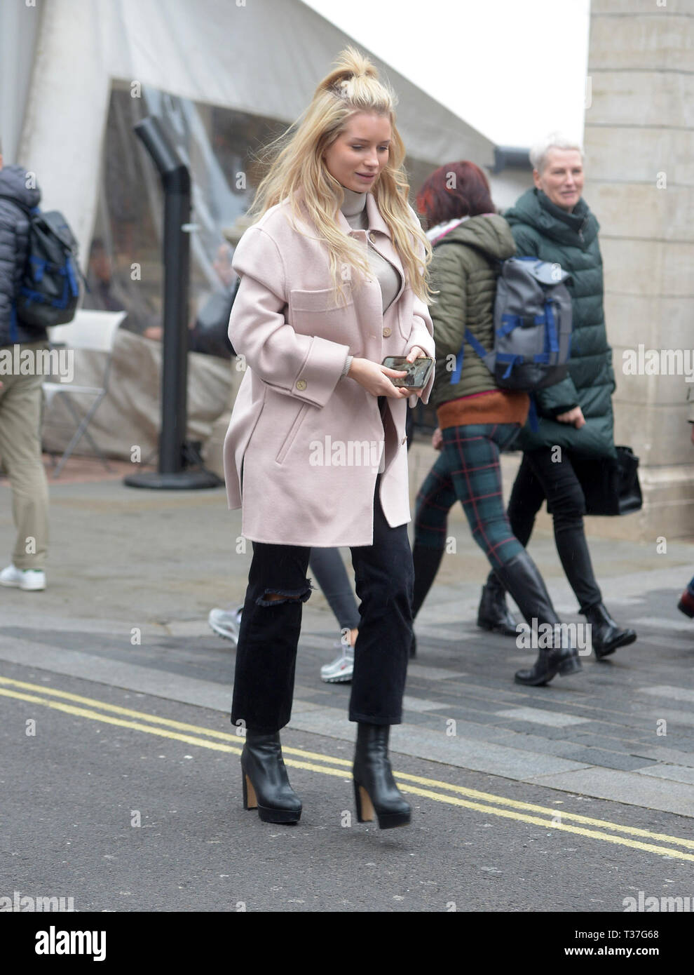 Lottie Moss at Harry's Bar, James Street enjoying lunch with Parents