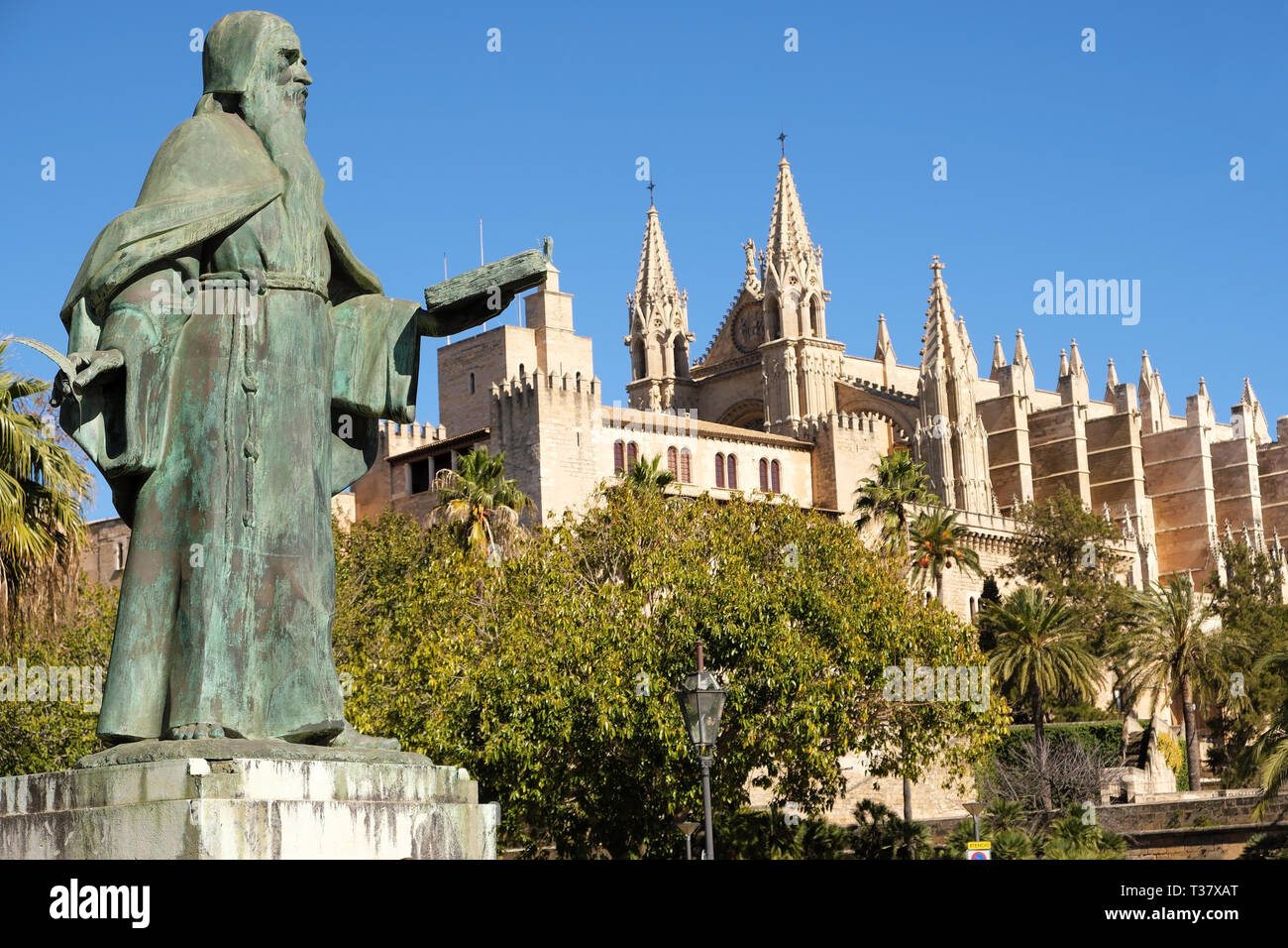 Palma de Mallorca, Spain - March 25, 2019 : side view of the famous gothic cathedral Santa Maria La Seu, the Kings palace Almudaina and statue of Ramo Stock Photo