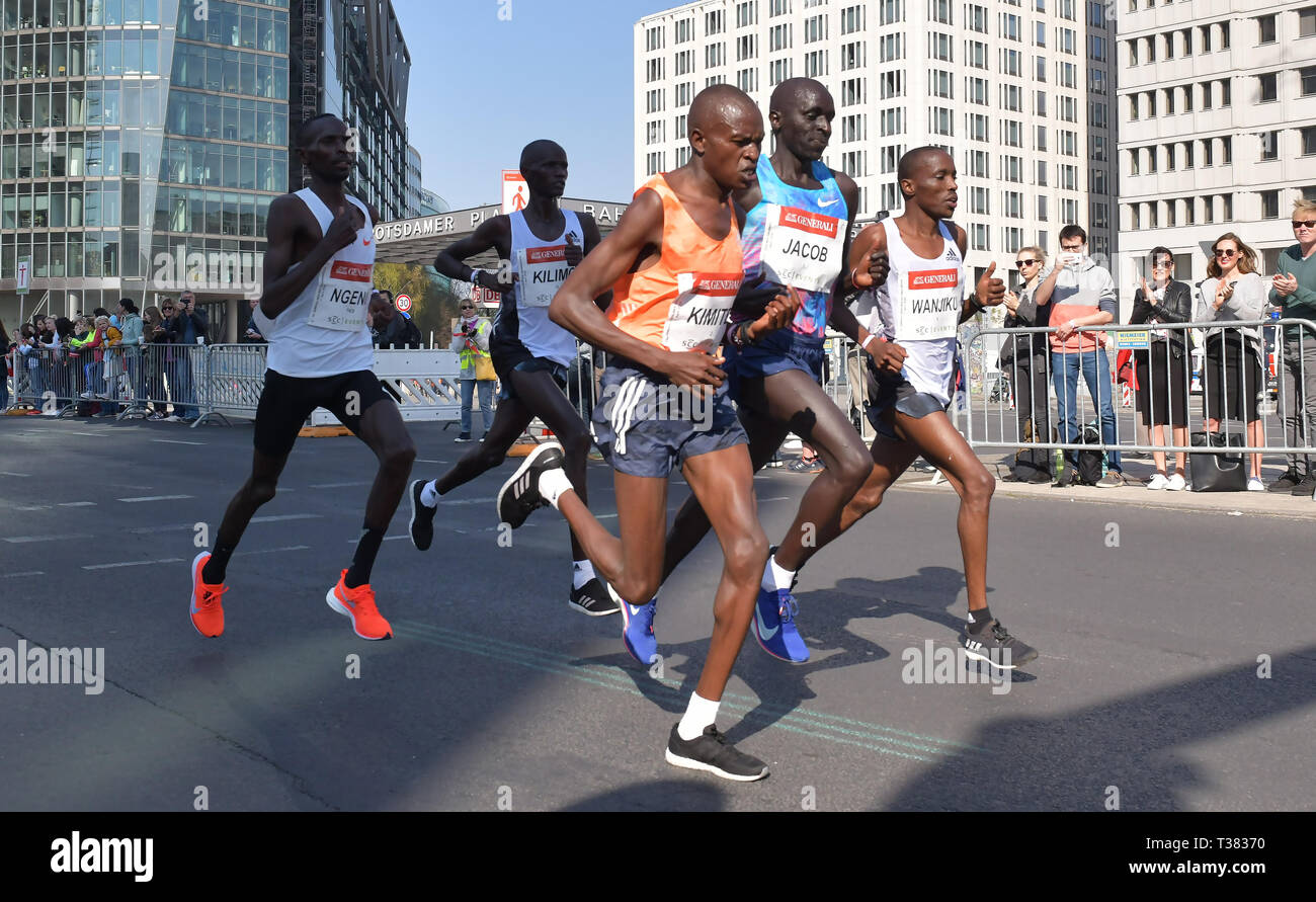 Berlin, Germany. 07th Apr, 2019. The top group of men at the Berlin Half Marathon, with the