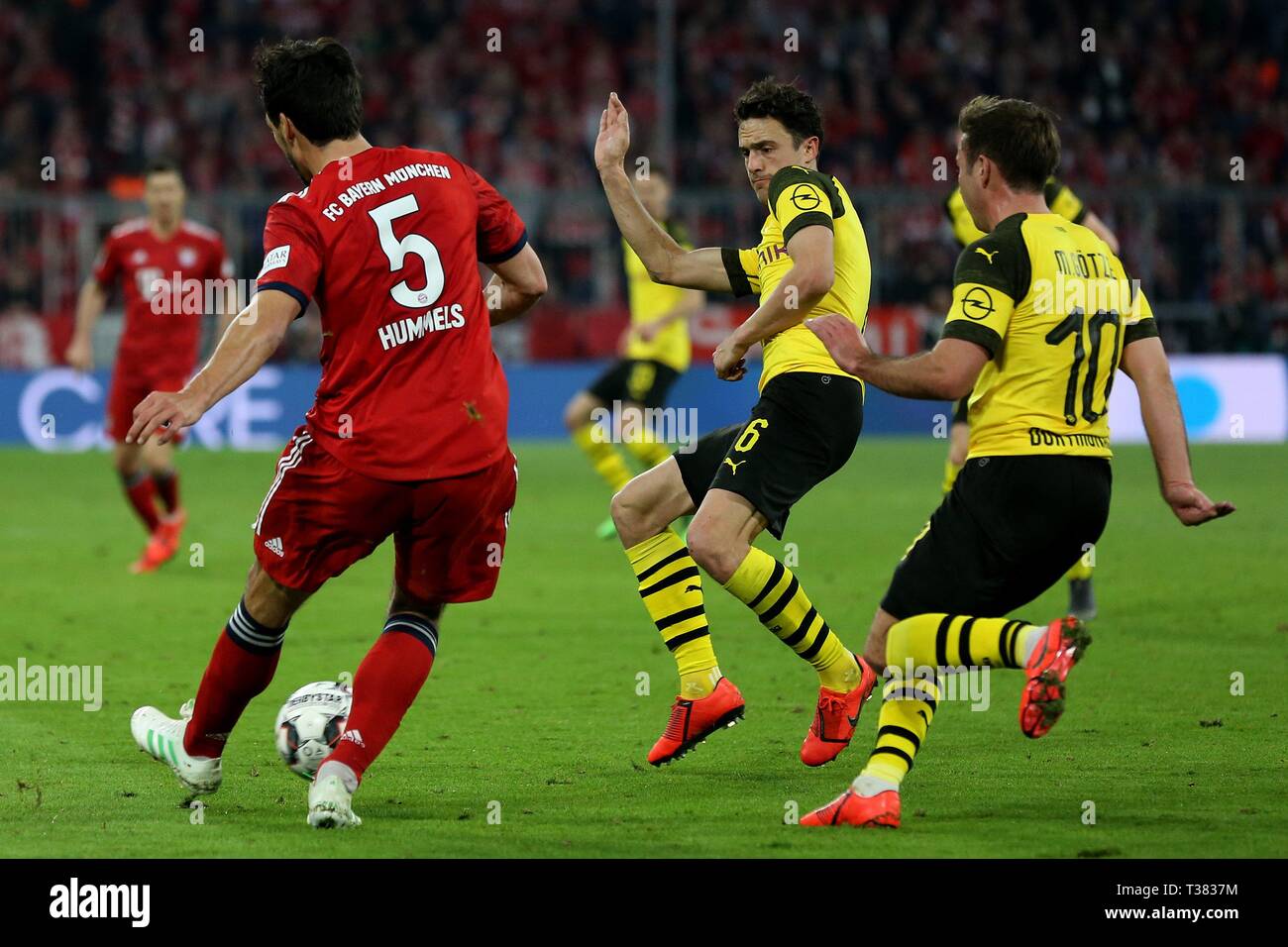 Munich, Germany. 06th Apr, 2019. Football, 1.Bundesliga, Season 2018/2019,  FC Bayern Munich - Borussia Dortmund 5: 0, Mats Hummels, Bayern, Munich,  Munich, Bayern Munich, Thomas Delaney, Borussia Dortmund, Borussia, Dortmund,  BVB, whole