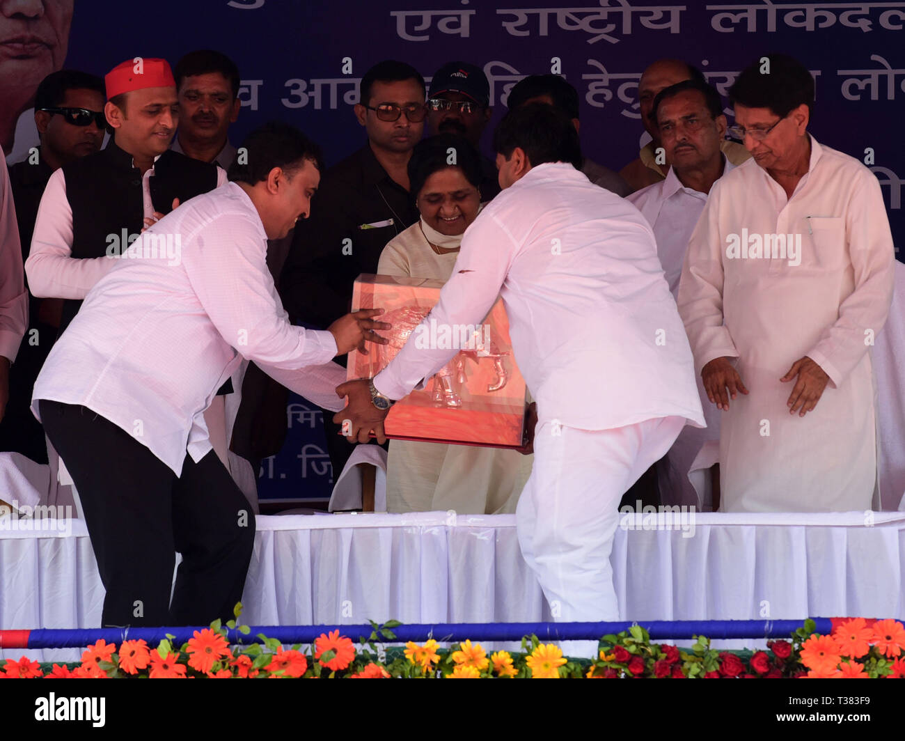 Saharanpur, Uttar Pradesh, India. 7th Apr, 2019. Saharanpur: Bahujan Samaj party workers offer a momento to Mayawati during a joint election campaign rally of Samajwadi Party, Bahujan Samaj party and Rastriya Lok Dal at Deoband in Saharanpur on 07-04-2019. Credit: Prabhat Kumar Verma/ZUMA Wire/Alamy Live News Stock Photo
