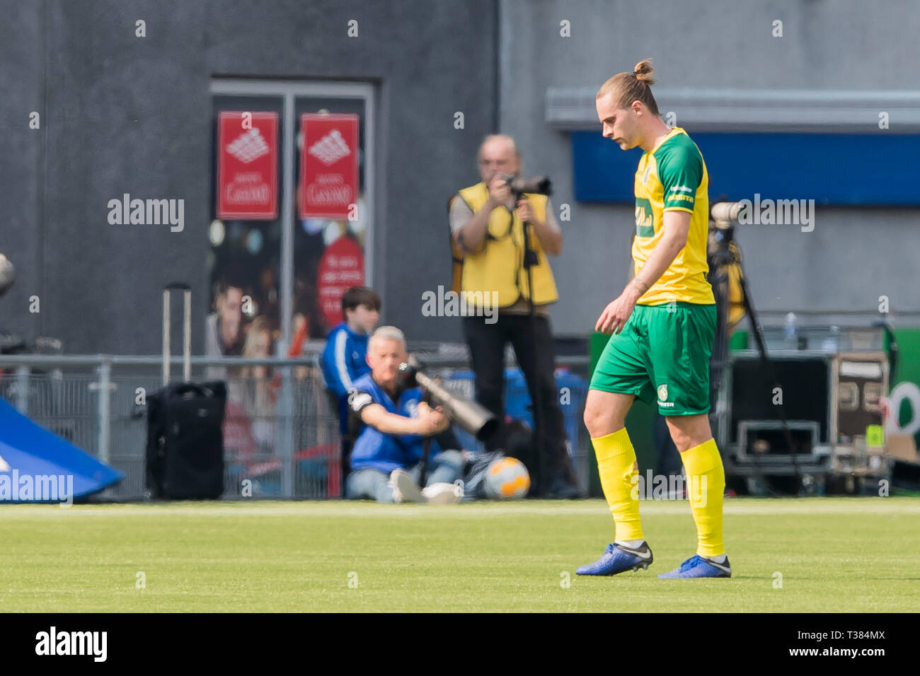 ZWOLLE, Mac3Park Stadium, 07-04-2019 , season 2018 / 2019 , Dutch Eredivisie. Fortuna Sittard player Bratislava Ninaj sent off with red card   during the match PEC Zwolle - Fortuna SIttard Stock Photo