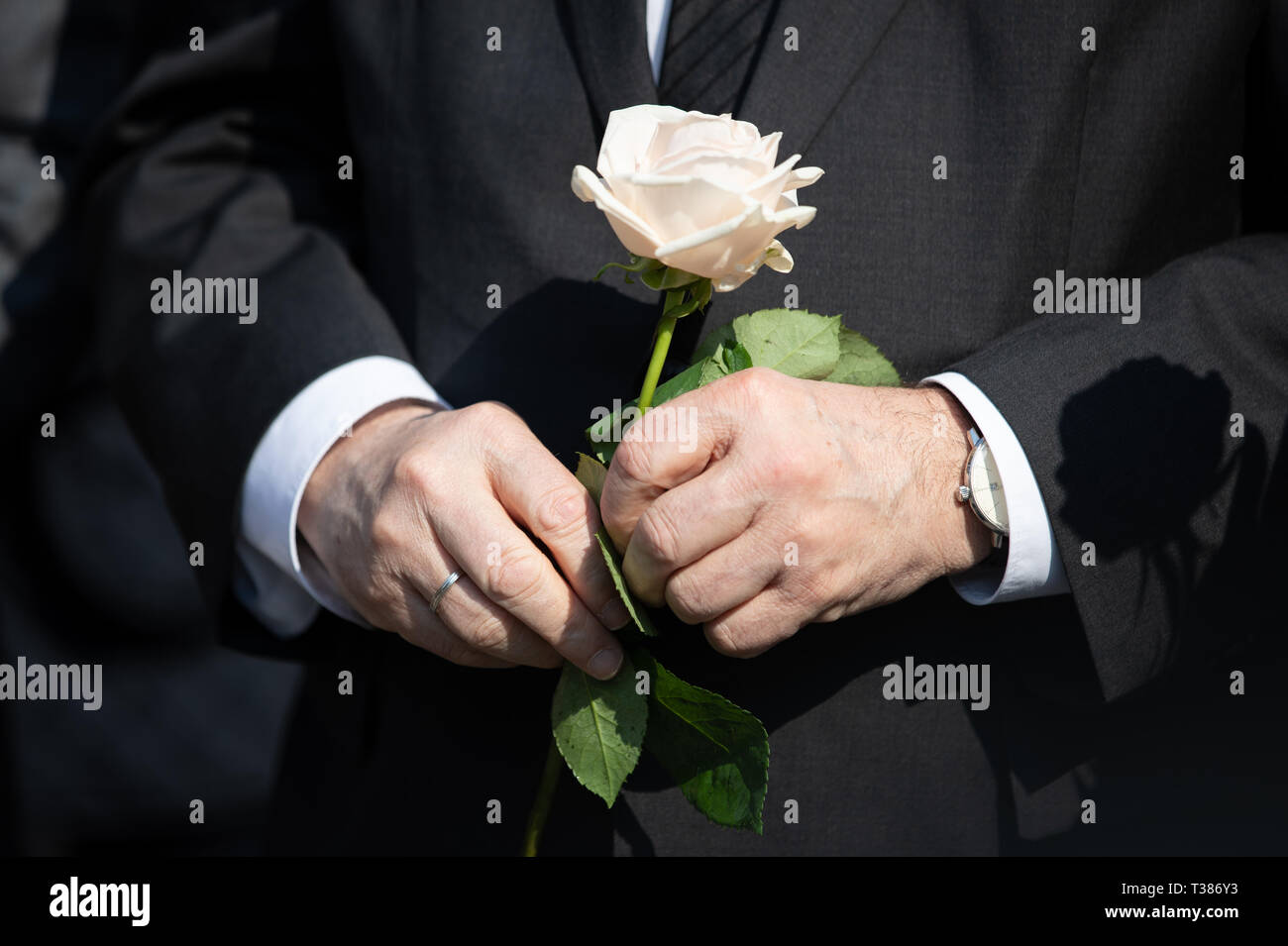 Münster, Germany. 7th Apr 2019. Herbert Reul (CDU), NRW Minister of the Interior, stands one year ago in memory of the victims of the Münster killing spree after an ecumenical service at the scene of the crime in front of the restaurant 'Kiepenkerl' and holds a rose in his hands. Photo: Friso Gentsch/dpa Credit: dpa picture alliance/Alamy Live News Stock Photo