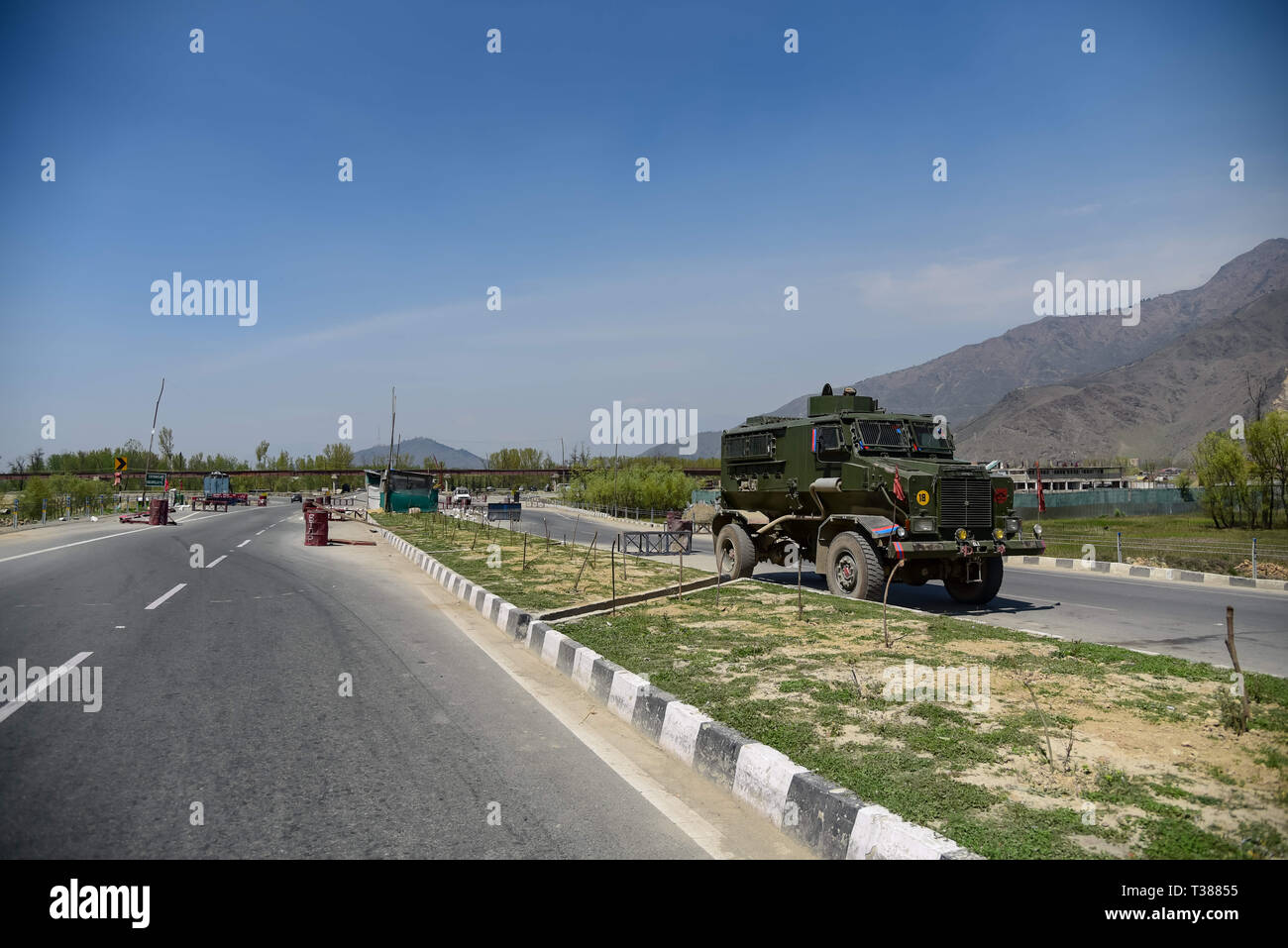 Srinagar, Kashmir. 7th Apr, 2019. An Indian armoured vehicle seen parked on standby at the National Highway on the outskirts of Srinagar.The Indian authorities on Wednesday April 3, banned civilian traffic movement on the Jammu-Srinagar highway on Sundays and Wednesdays from 4 a.m. to 5 p.m. to ensure the safety of the Indian security convoys following a suicide attack on Indian army convoy in Pulwama on Thursday, February 14 which killed 50 Indian Army men. Credit: Idrees Abbas/SOPA Images/ZUMA Wire/Alamy Live News Stock Photo