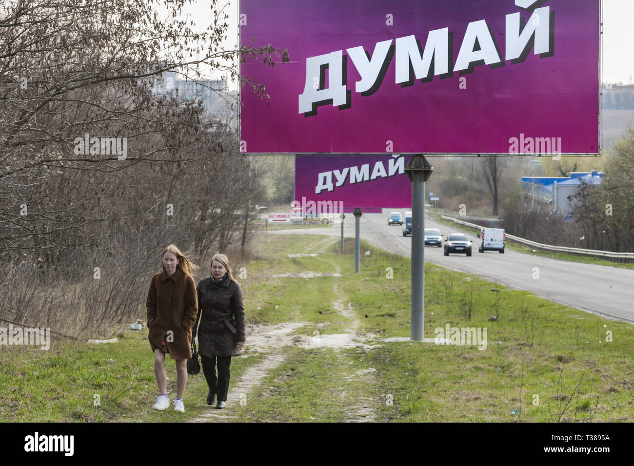 Rivne, Rivne, Ukraine. 5th Apr, 2019. Large billboard of the Solidarity party in Rivne says ''Think!'' during the electoral campaign for the election of the president of Ukraine. Solidarity party supports Petro Poroshenko as candidate for president in the 2019 elections. Credit: Celestino Arce Lavin/ZUMA Wire/Alamy Live News Stock Photo
