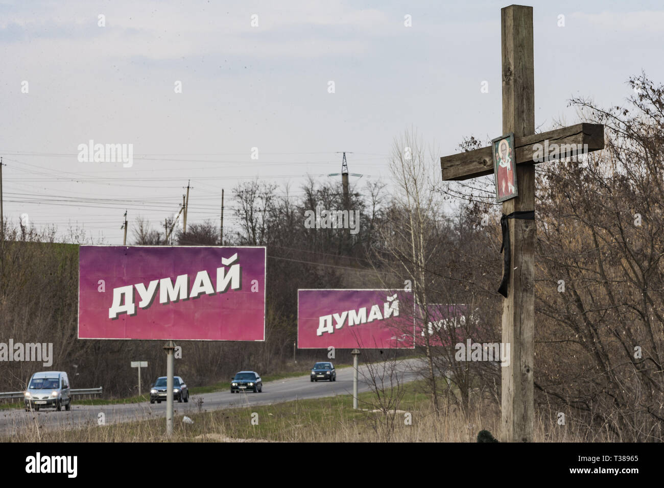 Rivne, Rivne, Ukraine. 5th Apr, 2019. Large billboard of the Solidarity party in Rivne says ''Think!'' during the electoral campaign for the election of the president of Ukraine. Solidarity party supports Petro Poroshenko as candidate for president in the 2019 elections. Credit: Celestino Arce Lavin/ZUMA Wire/Alamy Live News Stock Photo