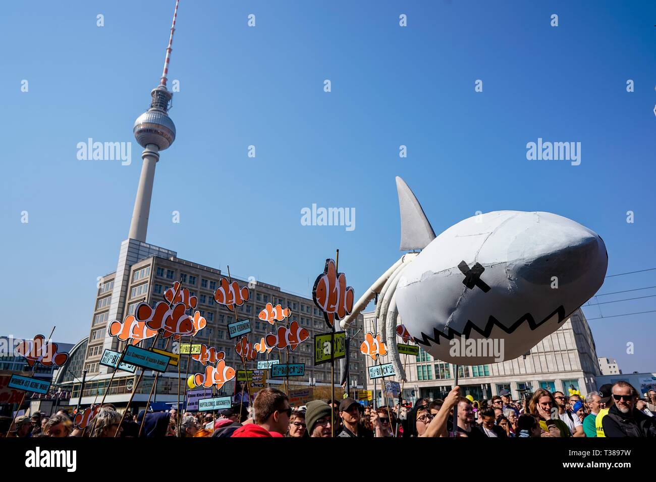 Berlin, Deutschland. 06th Apr, 2019. 06.04.2019, demonstration versus exploding rental prices. The protest march versus rising rents from the Confederation versus displacement and rent madness, started on the Alexanderplatz in Berlin. | usage worldwide Credit: dpa/Alamy Live News Stock Photo